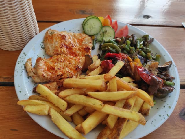 Kurací steak s hranolkami