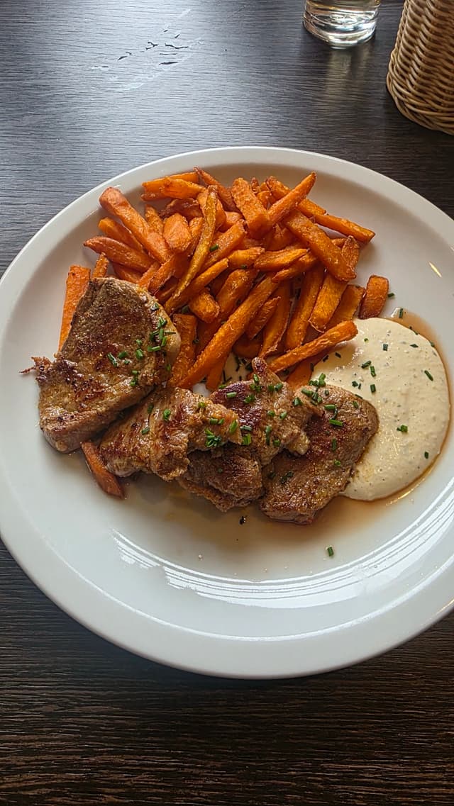 Bravčový steak s batátovými hranolkami
