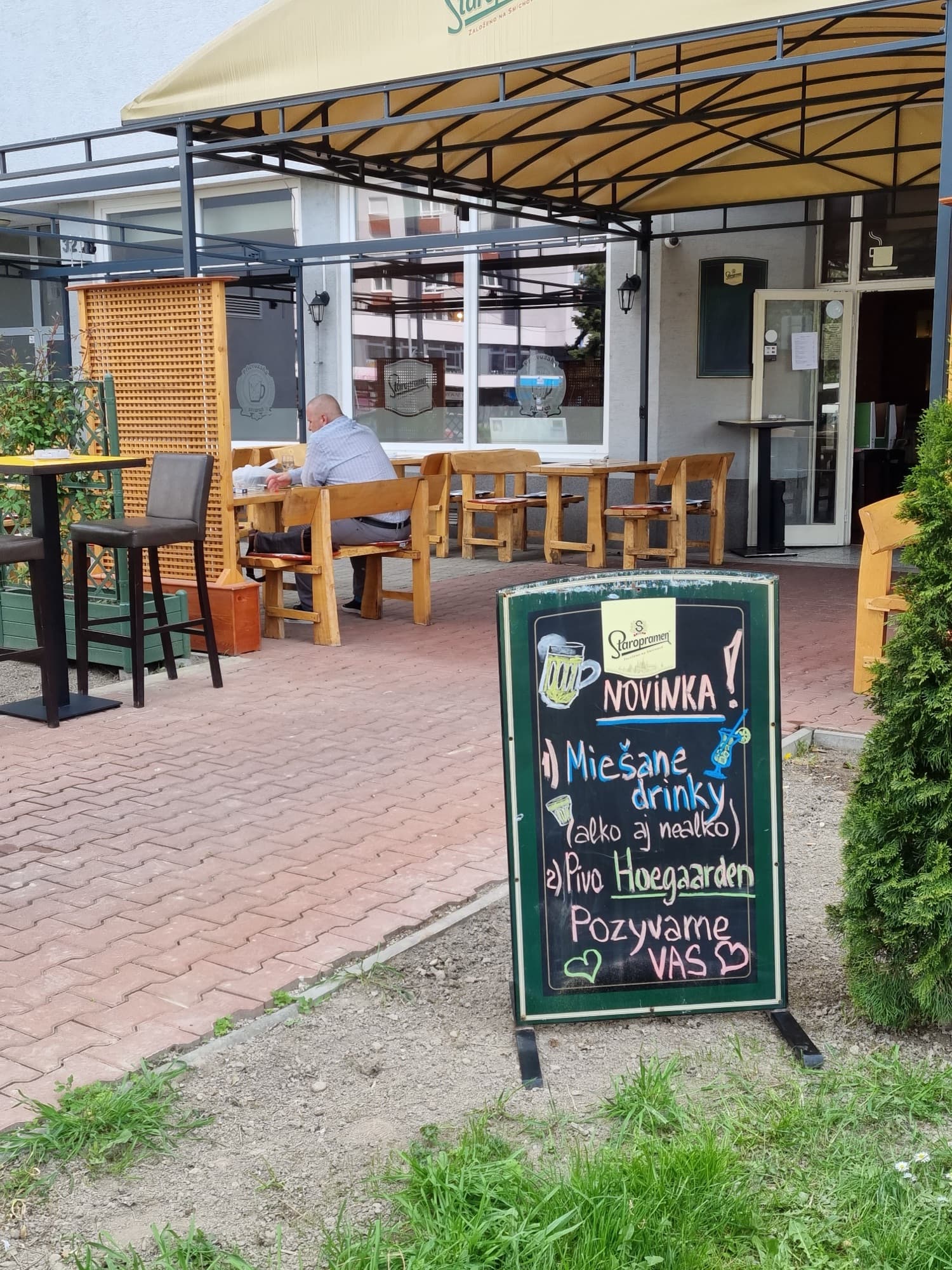 Vonkajšie sedenie pred pivárňou